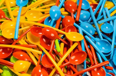 Birçok yeni plastik kaşık arka plan