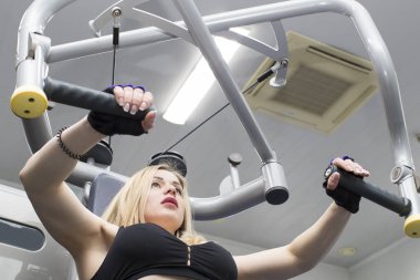 Kız güç fitness salonunda devreye girer