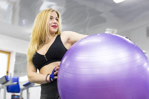 Ragazza è impegnata in fitness potere in palestra — Foto Stock