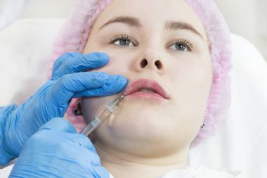 su enjeksiyon alanında bir kadının dudak kozmetik cerrahi