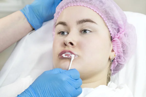 女性の唇の地域で水の注入の美容整形手術 — ストック写真