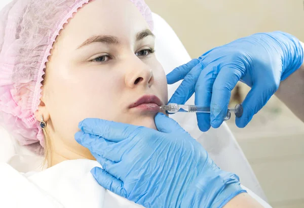 Chirurgia estetica dell'iniezione di acqua nell'area delle labbra di una donna — Foto Stock