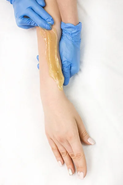 Epilation sugar processes woman passes — Stock Photo, Image