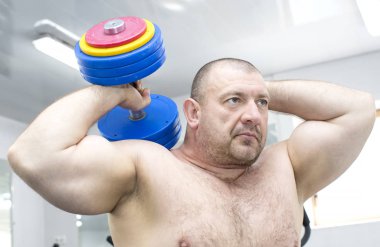 adam güç vücut salonunda devreye girer