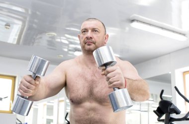 adam güç vücut salonunda devreye girer