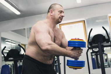 adam güç vücut salonunda devreye girer