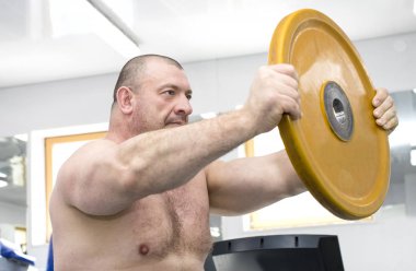 adam güç vücut salonunda devreye girer