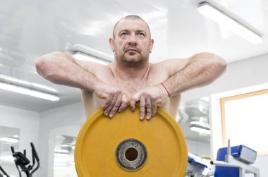 adam güç vücut salonunda devreye girer