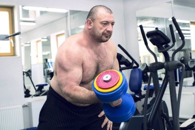 adam güç vücut salonunda devreye girer