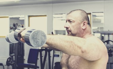 adam güç vücut salonunda devreye girer