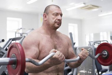 adam güç vücut salonunda devreye girer