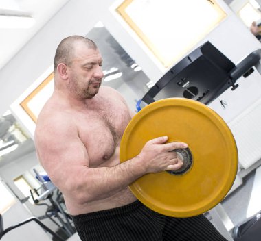 adam güç vücut salonunda devreye girer