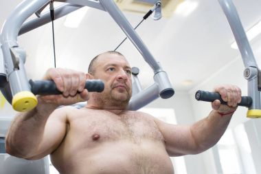 adam güç vücut salonunda devreye girer