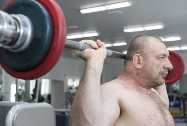 adam güç vücut salonunda devreye girer