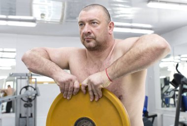 adam güç vücut salonunda devreye girer