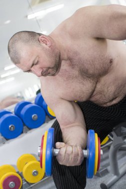 adam güç vücut salonunda devreye girer