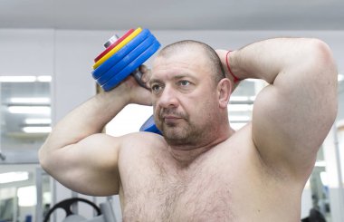 adam güç vücut salonunda devreye girer