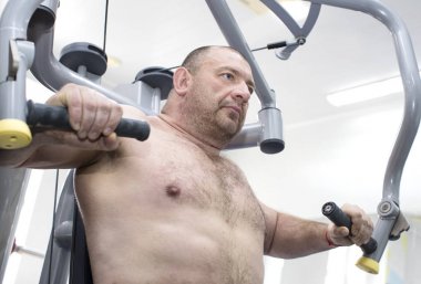 adam güç vücut salonunda devreye girer