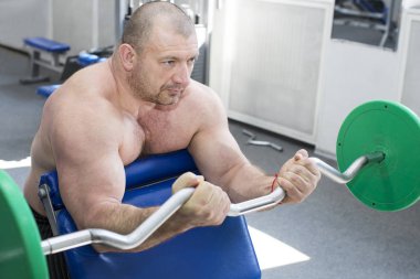 adam güç vücut salonunda devreye girer