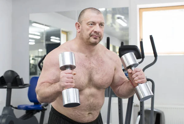 Hombre se dedica a culturismo de potencia en el gimnasio —  Fotos de Stock