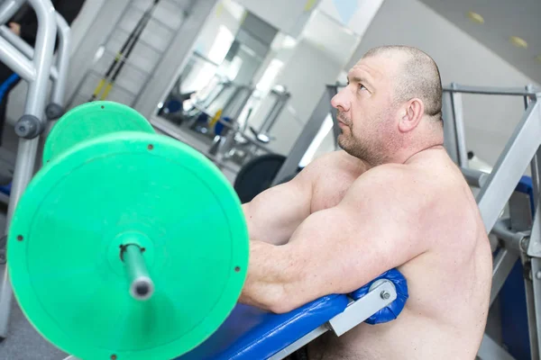 Hombre se dedica a culturismo de potencia en el gimnasio — Foto de Stock