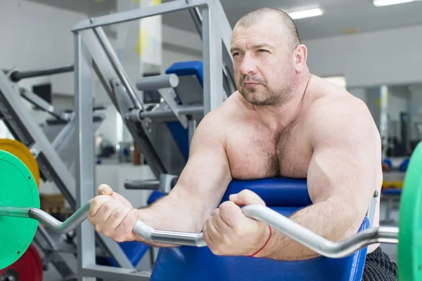 Man is engaged in power bodybuilding in the gym — Stock Photo, Image