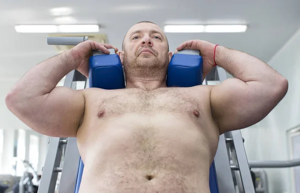 Hombre se dedica a culturismo de potencia en el gimnasio —  Fotos de Stock