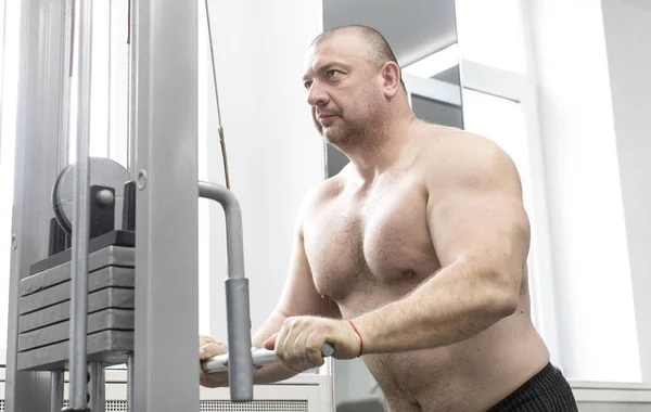 Hombre se dedica a culturismo de potencia en el gimnasio — Foto de Stock