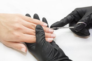 Manikür yapan kadın.