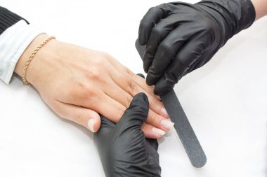 Manikür yapan kadın.