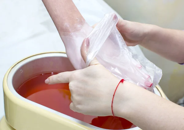 Prozess der Paraffinbehandlung weiblicher Hände — Stockfoto