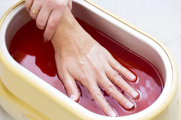 Processus traitement à la paraffine des mains féminines — Photo