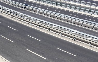 Çoklu şerit asfalt yol