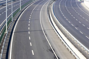 Çoklu şerit asfalt yol