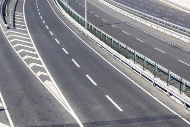 Çoklu şerit asfalt yol