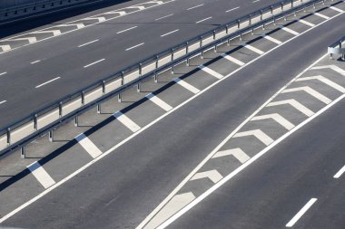 Çoklu şerit asfalt yol