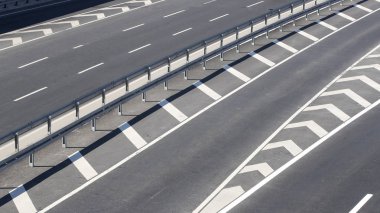 Çoklu şerit asfalt yol