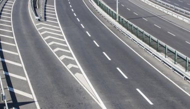 Çoklu şerit asfalt yol