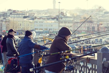 Balıkçılar Galata Köprüsü'nde balık