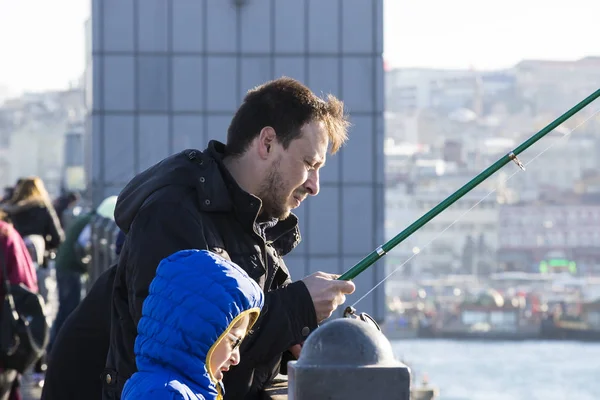 Balıkçılar Galata Köprüsü'nde balık