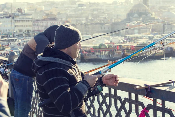 Balıkçılar Galata Köprüsü'nde balık — Stok fotoğraf