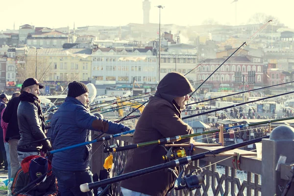 Balıkçılar Galata Köprüsü'nde balık — Stok fotoğraf