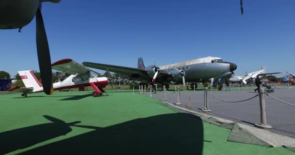 Museo de la aviación en Estambul está representado por una gran colección de aviones civiles militares y también la historia de la aviación en Turquía — Vídeos de Stock