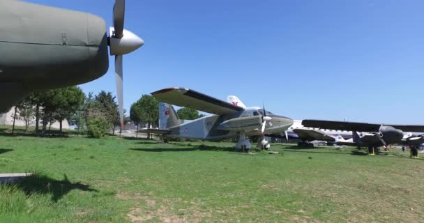 Museum der Luftfahrt in Istanbul ist durch eine große Sammlung militärischer Zivilflugzeuge und auch die Geschichte der Luftfahrt in der Türkei vertreten — Stockvideo