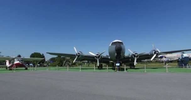 Museo dell'aviazione di Istanbul è rappresentata da una grande collezione di aerei civili militari e anche la storia dell'aviazione in Turchia — Video Stock