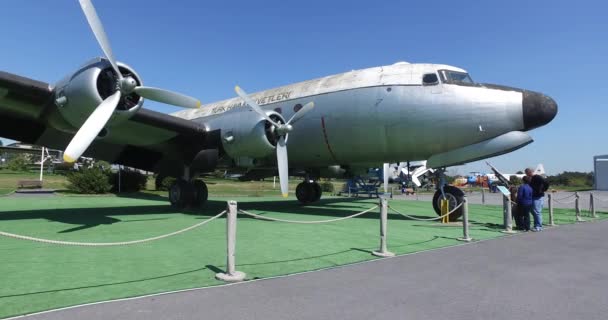 Музей авиации в Стамбуле представлен большой коллекцией военных гражданских самолетов, а также историей авиации в Турции — стоковое видео