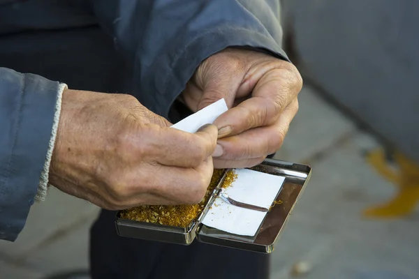 Torção de cigarro mão — Fotografia de Stock