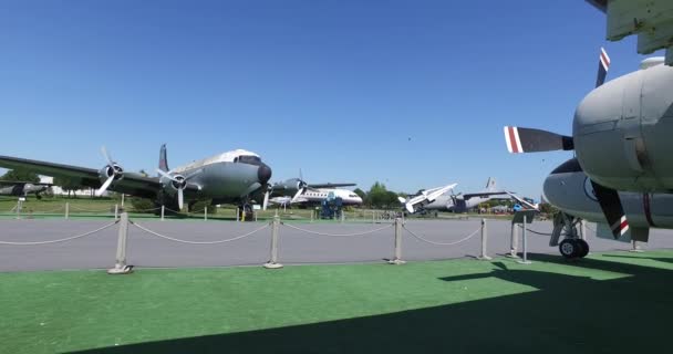 Museo de la aviación en Estambul está representado por una gran colección de aviones civiles militares y también la historia de la aviación en Turquía — Vídeos de Stock