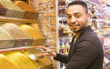  Baharat ve tatlı Mısır Çarşısı satıcılarının 