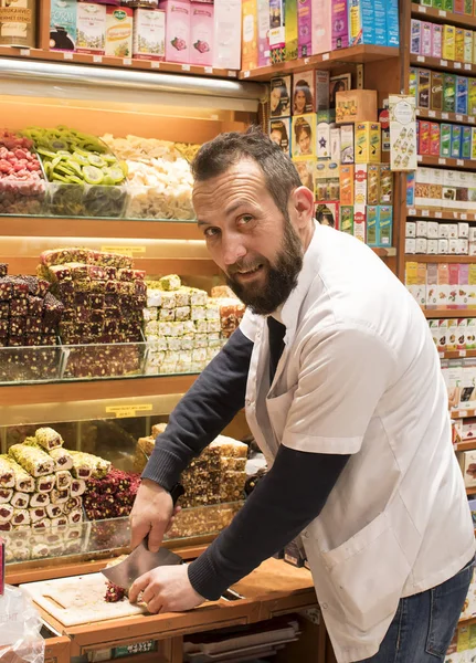 Venditori di spezie e dolci nel mercato egiziano — Foto Stock